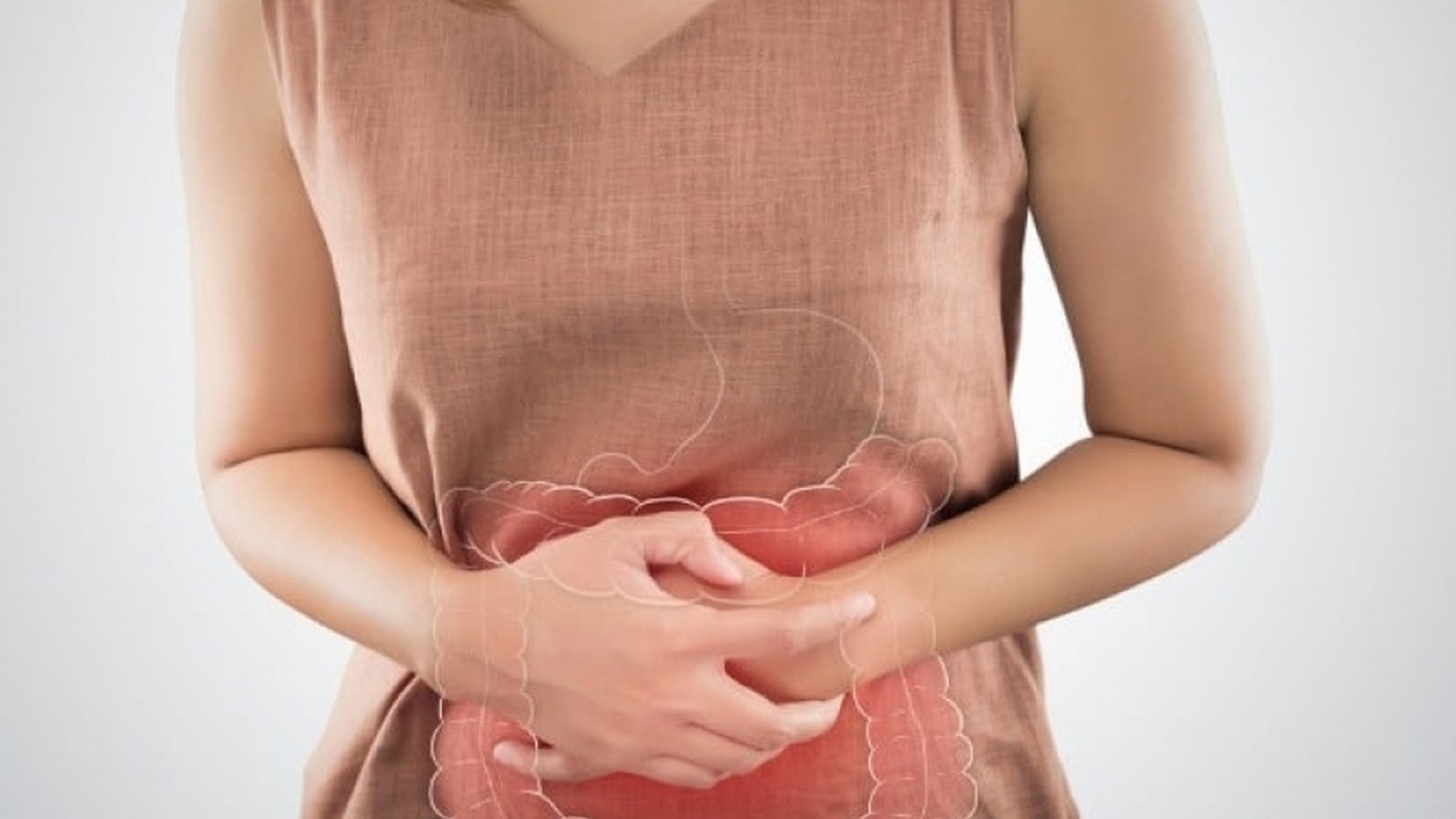 Mulher segurando cha calmante para sindrome do intestino irritavel